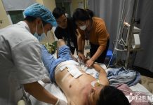 Cơn bão dân số già ở Việt Nam: Áp lực của thế hệ ‘bánh mỳ kẹp’