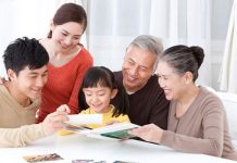 Định kiến ông bà kiểu mẫu là phải chăm cháu?