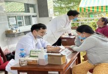 Tổ chức khám, cấp phát thuốc và tặng quà cho người dân xã Tam Thôn Hiệp, huyện Cần Giờ.