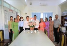 Cần Giờ: Lãnh đạo huyện thăm, tặng quà các đơn vị y tế, Bác sỹ luân phiên, Thầy thuốc ưu tú, cán bộ y tế nghỉ hưu.