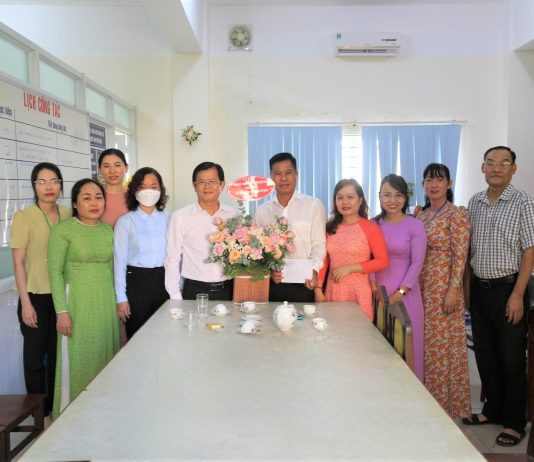 Cần Giờ: Lãnh đạo huyện thăm, tặng quà các đơn vị y tế, Bác sỹ luân phiên, Thầy thuốc ưu tú, cán bộ y tế nghỉ hưu.