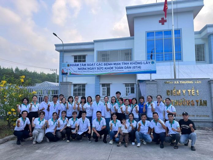 Hình số 1 Đoàn khám chụp hình lưu niệm