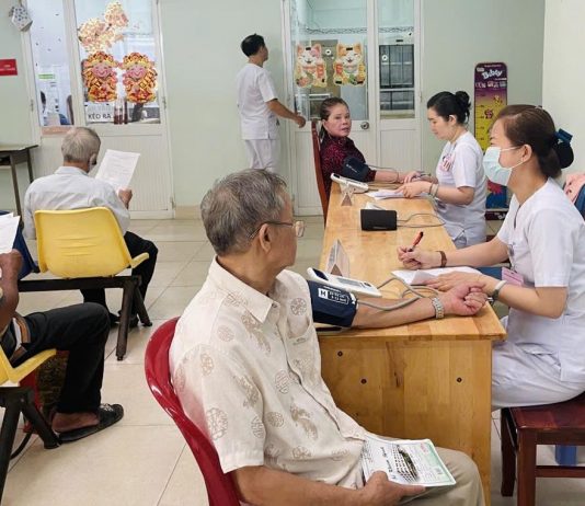 PHƯỜNG HÒA HƯNG TỔ CHỨC KHÁM SÀNG LỌC, TẦM SOÁT BỆNH LÝ CHO NGƯỜI CAO TUỔI NHÂN NGÀY SỨC KHỎE TOÀN DÂN 07/4