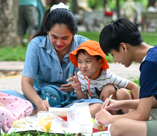 THƯỞNG TIỀN KHUYẾN SINH VÀ BÀI TOÁN NGƯỜI TRẺ NGẠI ĐẺ