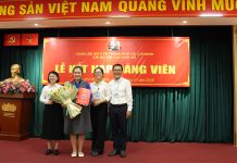 CHI CỤC DÂN SỐ THÀNH PHỐ HỒ CHÍ MINH TỔ CHỨC LỄ KẾT NẠP ĐẢNG VIÊN MỚI