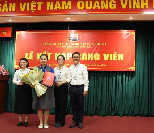 CHI CỤC DÂN SỐ THÀNH PHỐ HỒ CHÍ MINH TỔ CHỨC LỄ KẾT NẠP ĐẢNG VIÊN MỚI